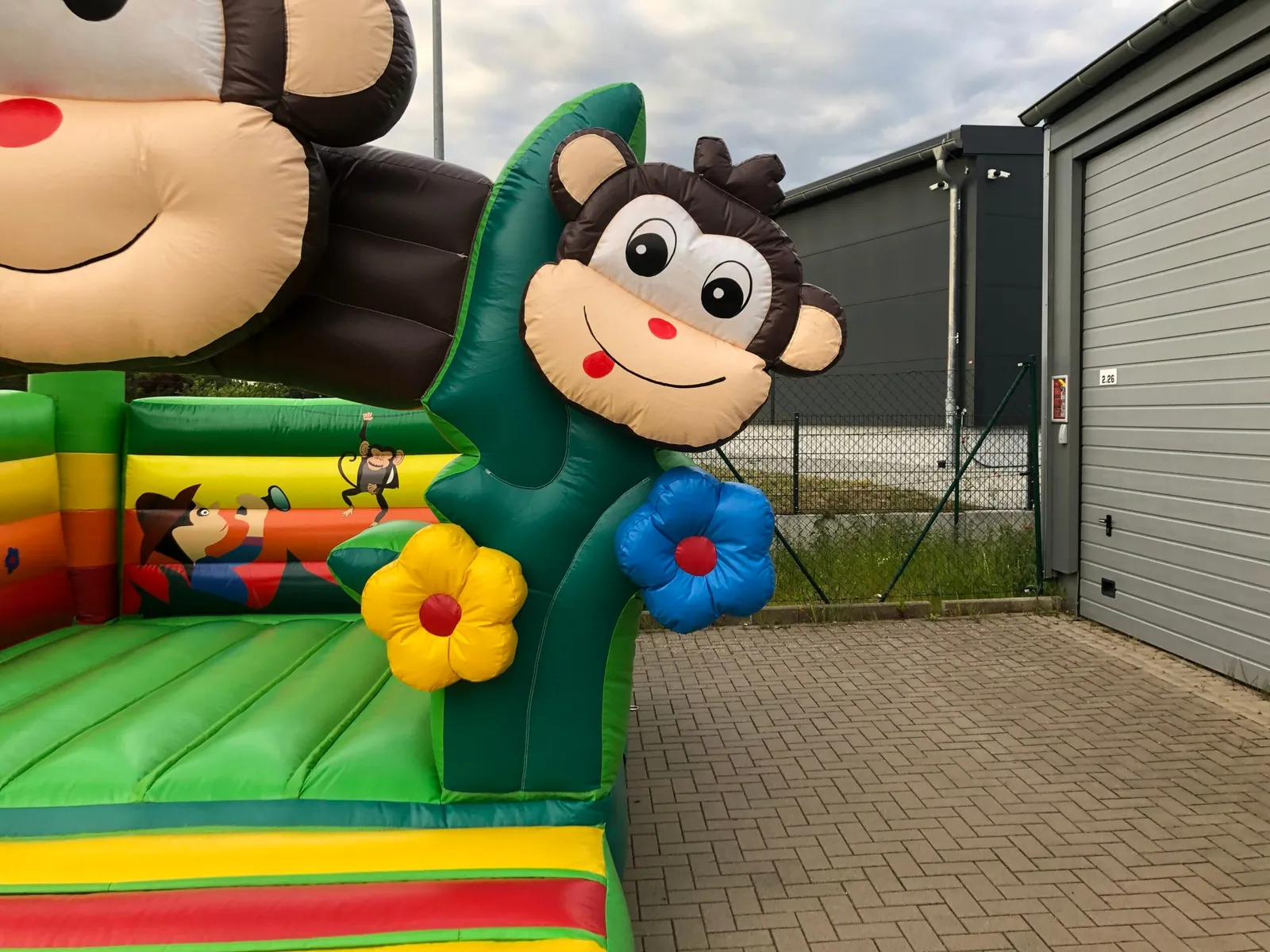 Äffchen Hüpfburg Bild 8