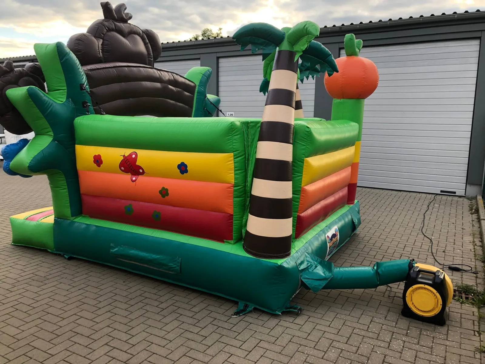 Äffchen Hüpfburg Bild 3