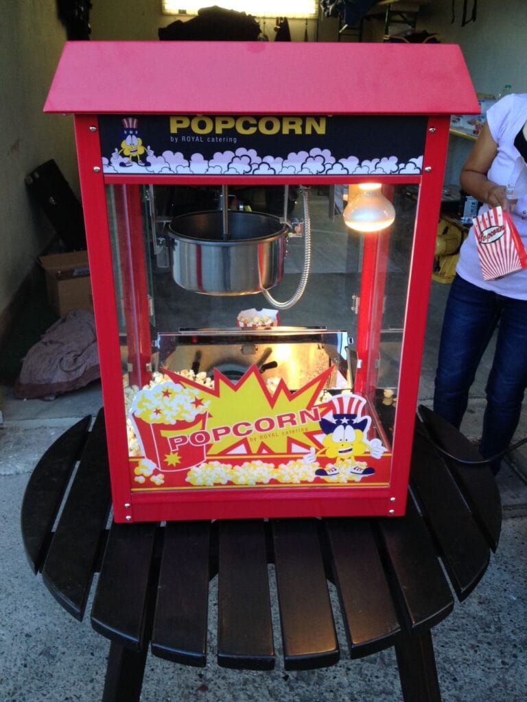 3 Popcornmaschine auf tisch vorne hüpf24 hüpfburg wetzlar gießen kinder geburtstag feier taufe