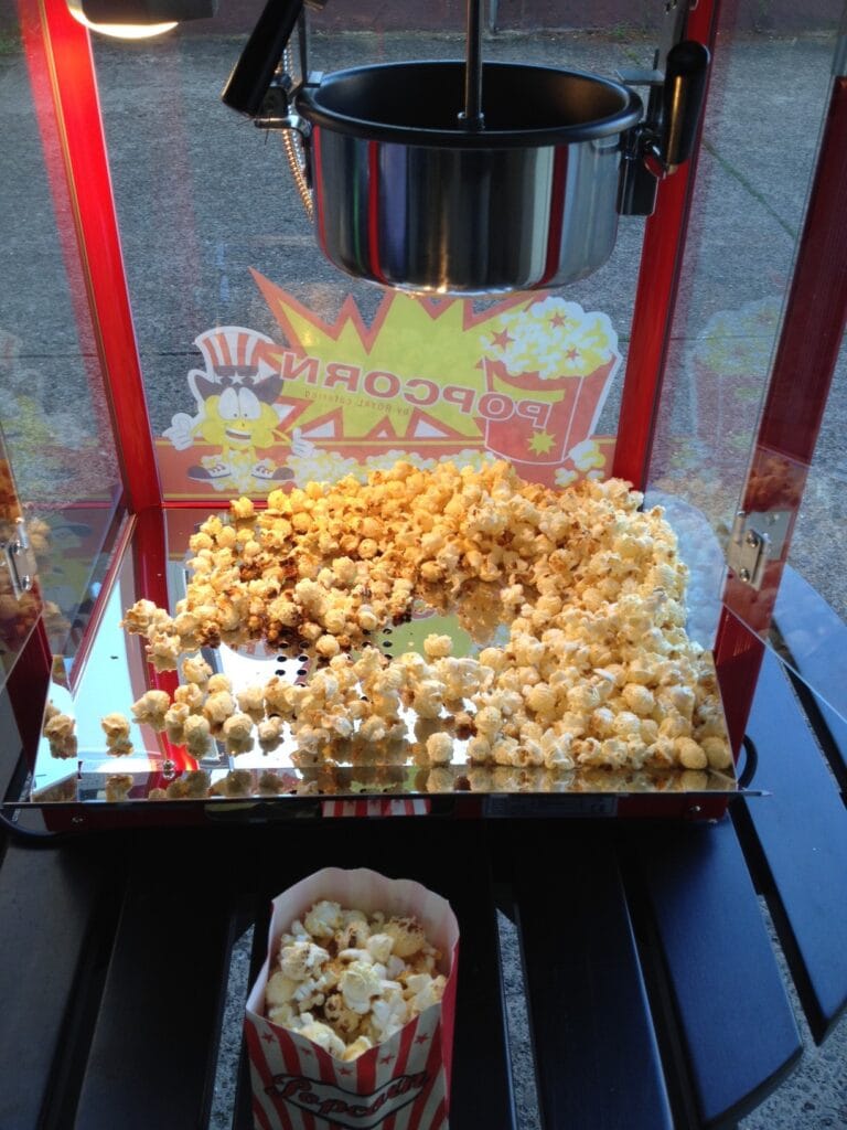 4 Popcornmaschine auf tisch innenraum hüpf24 hüpfburg wetzlar gießen kinder geburtstag feier taufe